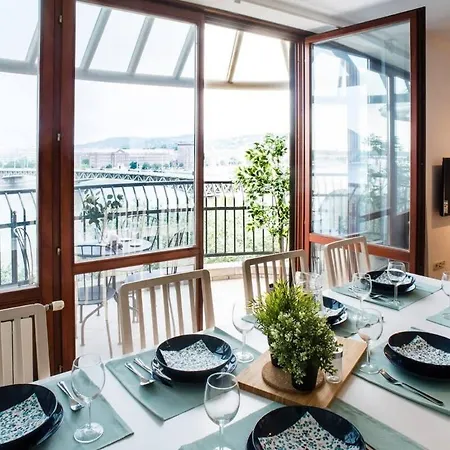 Two-storey Riverside Panorama 아파트
