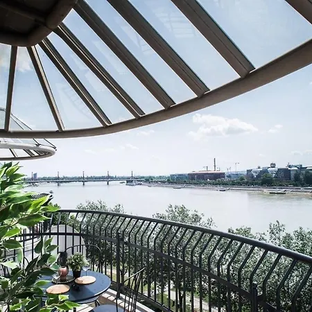 Two-storey Riverside Panorama 부다페스트
